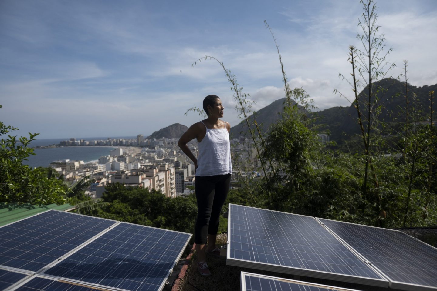 A colombiana Bibiana Angel, proprietária do albergue Eco Pousada Estrelas da Babilonia, posa em sua cobertura repleta de painéis solares e com vista para a praia de Copacabana, na favela Babilonia, zona sul do Rio. Foto Mauro Pimentel/AFP