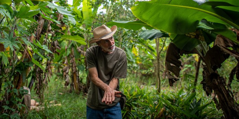 Dercílio Pupin deu um novo rumo à sua terra aderindo aos programas da prefeitura e do IPÊ, o Semeando Água. Foto Lucas Ninno/Diálogo Chino