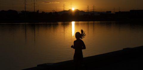 Uma mulher corre no nascer do sol em Tempe Town Lake, no Arizona. Há 12 dias a região registra recordes de calor em torno de 43º Celsius. Foto Rebecca Noble/ Getty Images via AFP. Julho/2023