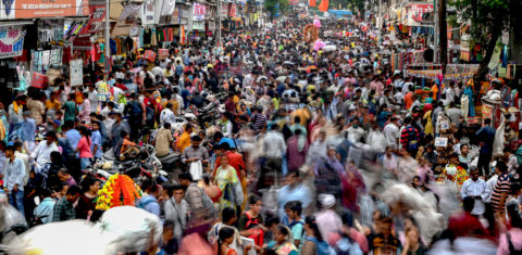 Em Mumbai, pessoas caminham por um mercado para fazer compras de última hora antes do Diwali, festa religiosa hindu. Foto Indranil Mucherjee/AFP