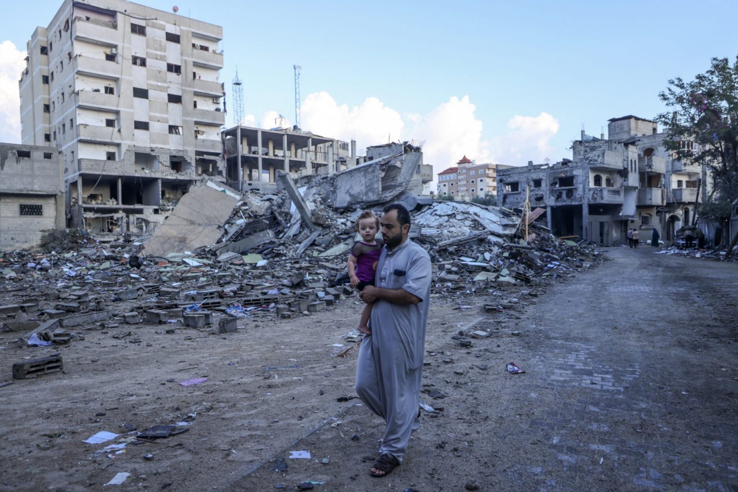 Palestino caminha entre os escombros de edifícios destruídos durante os ataques aéreos israelenses no campo de refugiados de Rafah, no sul da Faixa de Gaza. Foto Mohammed Abed/AFP. Em 16 de outubro de 2023.