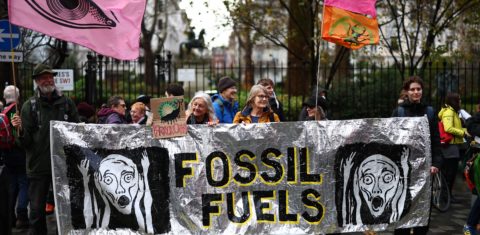 Em frente à sede da BP (antiga British Petroleum), no centro de Londres, ativistas protestam contra o crescimento do uso de combustíveis fósseis no mundo. Foto Henry Nicholls/AFP. 3 de dezembro de 2023