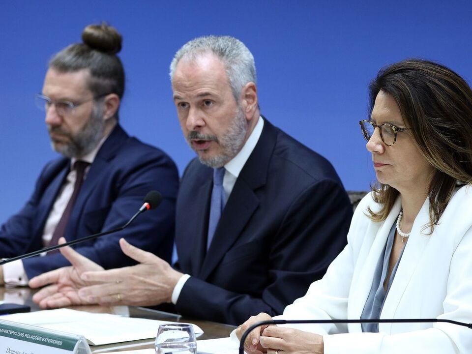 Daniel Fonseca, chefe da Divisão de Ação Climática; embaixador André Corrêa do Lago e Ana Toni, Secretária Nacional de Mudança do Clima do MME, falam sobre a participação do Brasil na COP28. Foto José Cruz/Agência Brasil