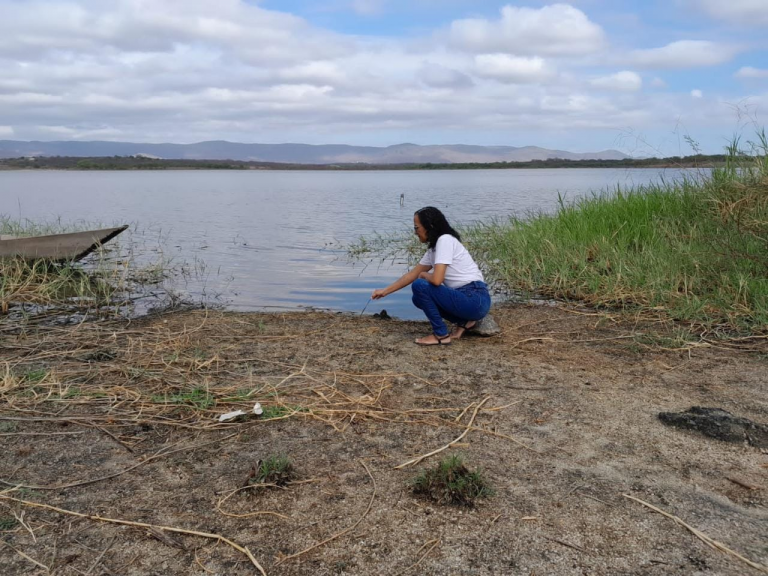 A profetiza Narcisa da Silva, nas margens do açude Cedro: águas baixando e borboletas desaparecendo. Foto Arquivo Pessoal