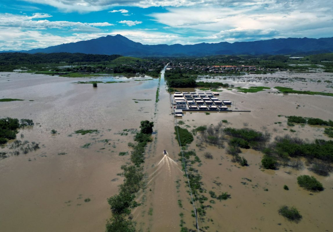 O bairro Amapá, em Caxias, na Baixada Fluminense, submerso após chuvas do fim de semana: ONGs e ministra apontam que população negra e de baixa renda é sempre a mais afetada pelos temporais (Foto: Mauro Pimentel / AFP)