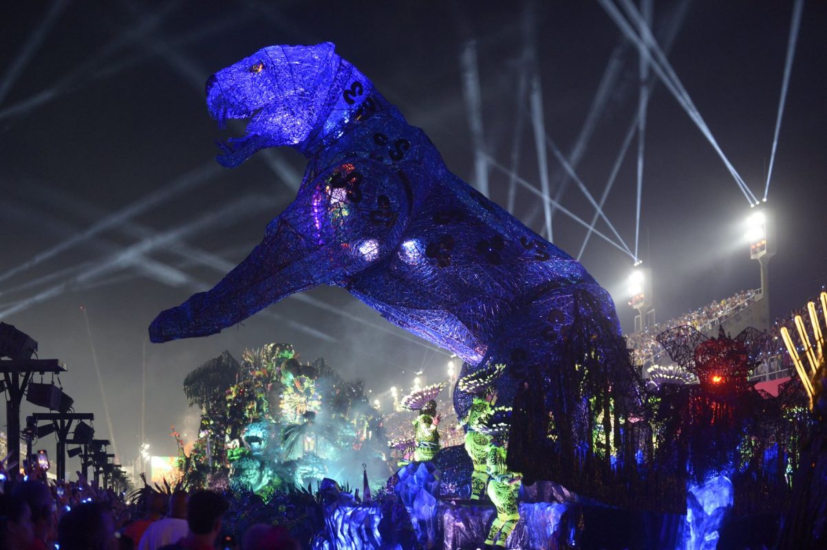 A Onça celeste iluminada no desfile da Grande Rio: mito da criação do mundo, na crença tupinambá (Foto: Antonio Scorza / Riotur)