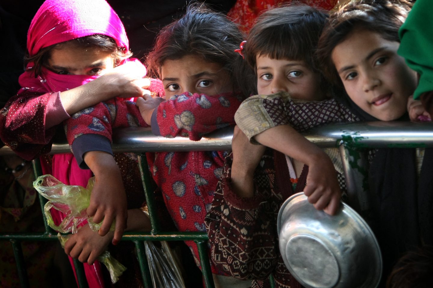 Meninas paquistanesas fazem fila para receber alimentos doados no pátio do santuário do Sufi Saint Bari Imam, em Islamabade. O país segue com um dos piores IDHs do mundo. Foto Behrouz Mehri/AFP
