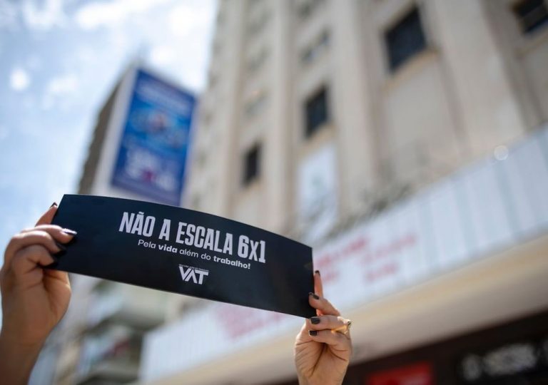 Cartaz em manifestação do movimento Vida Além do Trabalho: pelo fim da escala de 6x1 (Foto: Davi Pinheiro. / Divulgação)