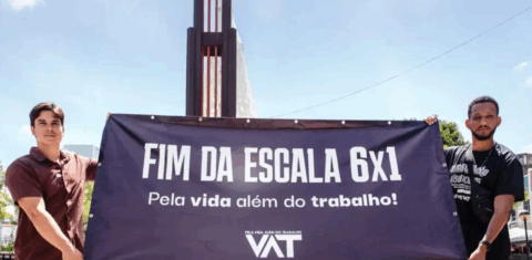 Rick Azevedo (de preto), líder do movimento Vida Além do Trabalho, em manifestação em Fortaleza ao lado do vereador Gabriel Aguiar: mais de 700 mil assinaturas contra escala 6x1 (Foto: Davi Pinheiro / Divulgação)