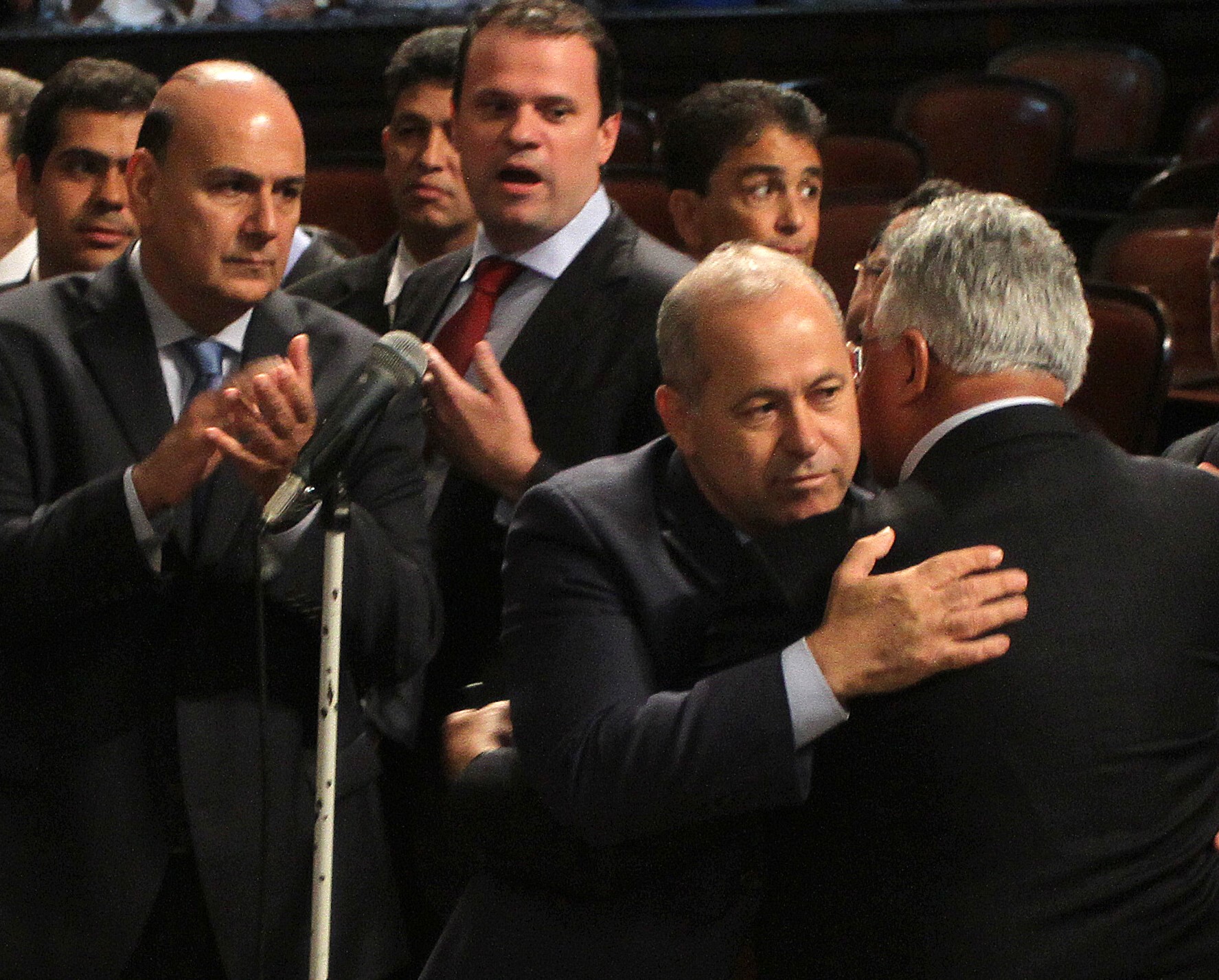 Domingos Brazão recebe cumprimentos na Assembleia Legislativa após ser eleito conselheiro do TCE: principal liderança política da família é acusado de ser o mandante do assassinato de Marielle Franco (Foto: Alerj - 28/04/2015)