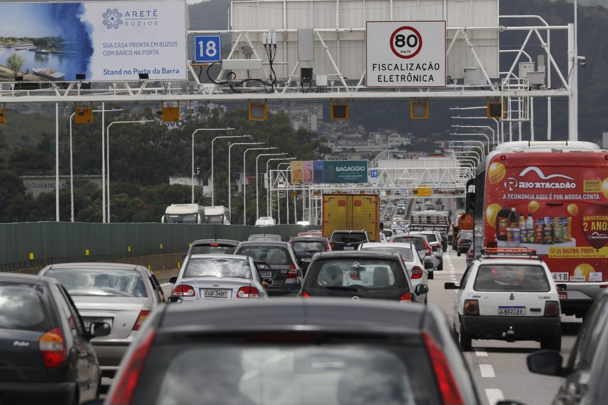 Ponte Rio-Niterói engarrafada: resultado de um país viciado no transporte rodoviário. Foto Fernando Frazão/Agência Brasil