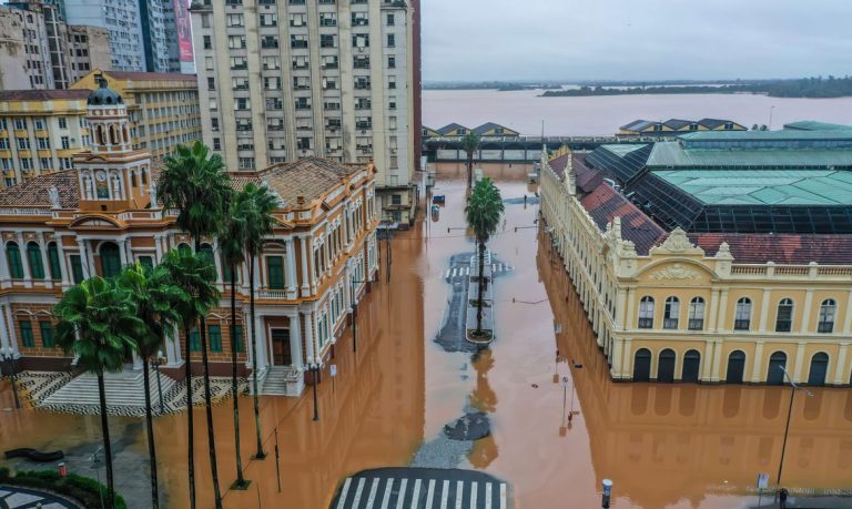 Porto Alegre submersa após dias de chuva e a cheia do Guaíba: onda de calor na região central do Brasil intensificou temporais no Rio Grande do Sul (Foto: Gilvan Rocha / Agência Brasil)
