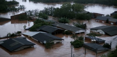 Plantações e casas submersas em Eldorado do Sul pela cheia do Rio Jacuí: pequenos agricultores e quilombolas gaúchos acumulam perdas (Foto: Anselmo Cunha / AFP)