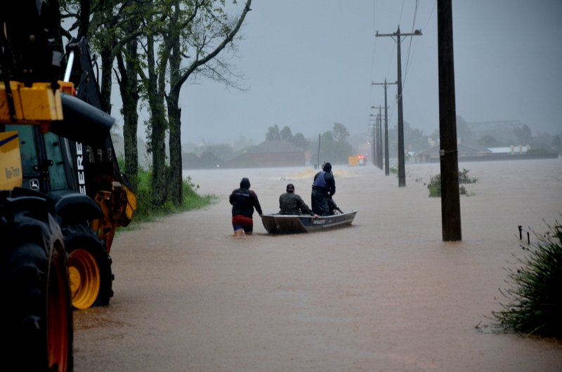 Moradores de Santa Maria, no interior gaúcho, deixam área inundada: meteorologistas apontam urgência na gestão das águas e investimentos na criação de bacias de contenção contra cheias e deslizamentos (Foto: João Vilnei / Prefeitura de Santa Maria - 01/05/2024)
