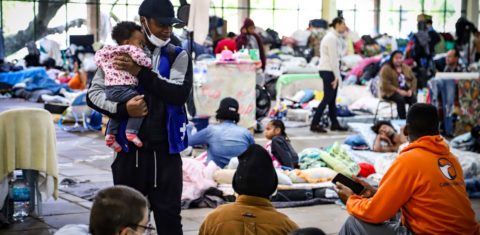 Profissional de saúde atende desalojados no Vida Centro Humanístico: refugiados estrangeiros reclamam de xenofobia, segregação e exclusão em abrigos gaúchos (Foto: Cristiane Rochol /PMPA)