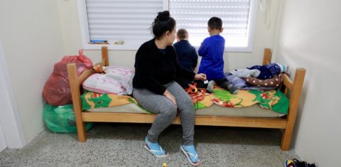 Mulher e crianças em abrigo exclusivo em Porto Alegre: criação de espaços especiais após casos de abuso e importunação sexual no Sul (Foto: Julio Ferreira / PMPA)