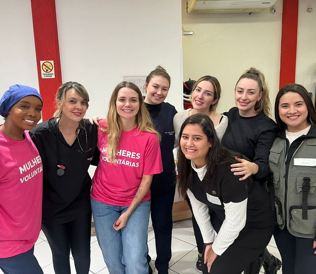 As médicas e ex-BBBs Thelma, Marcela (ambas de rosa) e Amanda (de branco) com voluntárias em abrigo exclusiva para mulheres em Canoas: atendimento especial e espaço para crianças (Foto: Reprodução Instagram / Bruna Elisa Lasch )