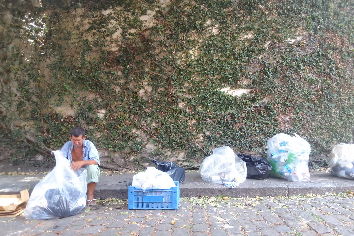 Charles, como é conhecido pelos moradores de Santa Teresa, com o lixo que recolhe todos os dias. Foto Paulo Ritter
