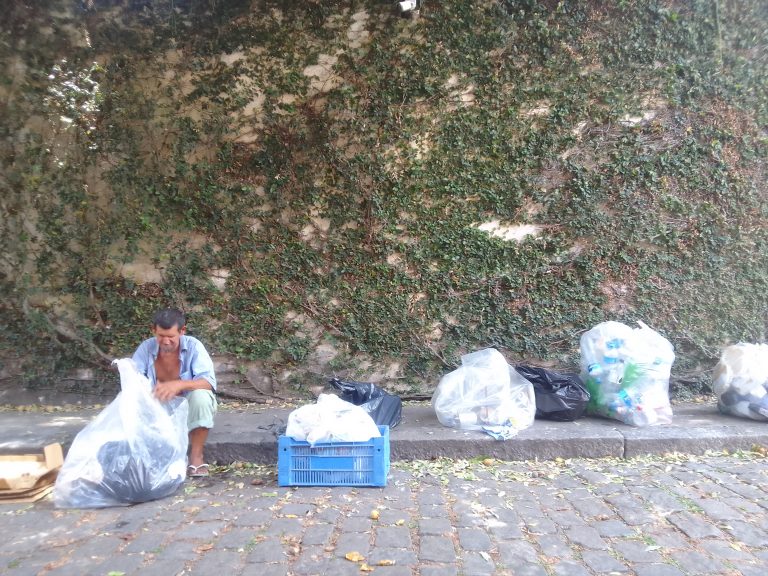 Charles, como é conhecido pelos moradores de Santa Teresa, com o lixo que recolhe todos os dias. Foto Paulo Ritter