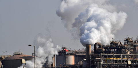 Fumaça nas chaminés de uma planta industrial em Jubail, cidade que fica cerca de 95 quilómetros ao norte de Dammam, província oriental da Arábia Saudita. O país está cada vez mais distante do Acordo de Paris. Foto Giuseppe Cacace/AFP