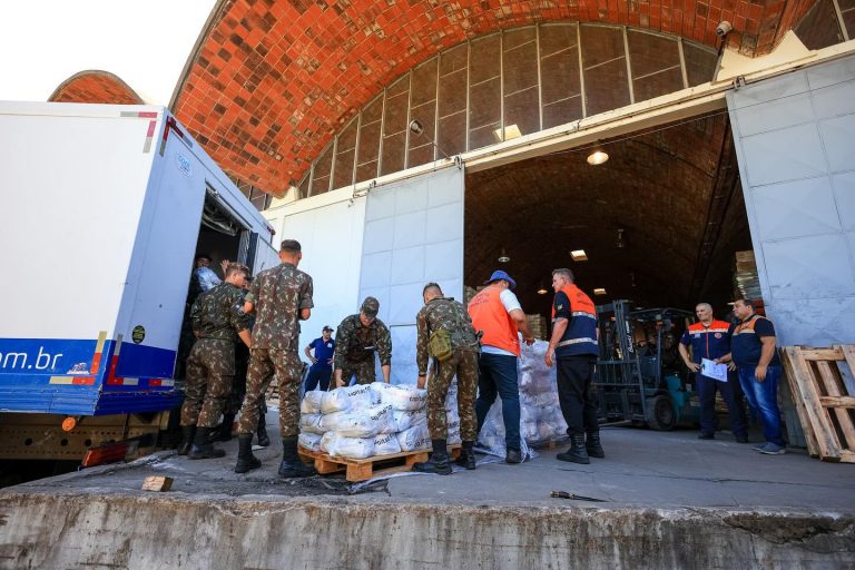 Doações às vítimas das chuvas no Rio Grande do Sul chegam no Centro Logístico da Defesa Civil Estadual: guia orienta como doar pela internet com segurança (Foto: Gustavo Mansur / GovRS)