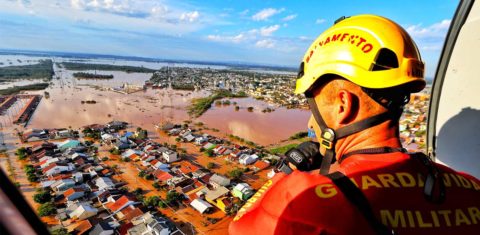 Operação de resgate com o helicóptero do Corpo de Bombeiros na região metropolitana de Porto Alegre: degradação ambiental da Amazônia impactou chuvas no Sul (Foto: Lauro Alves/GOVRS)