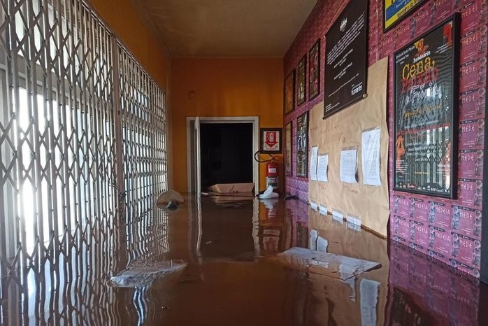 O teatro popular Terreira da Tribo tomado pelas águas: artistas encaram futuro incerto (Foto: Eugênio Barboza / Divulgação)