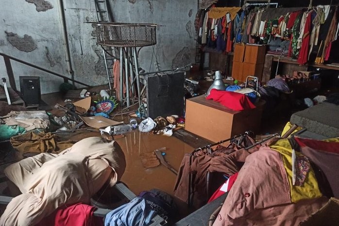 Almoxarifado do teatro Terreira da Tribo: instrumentos, figurinos, máscaras e equipamentos destruídos pela força das águas (Foto: Eugênio Barboza / Divulgação)