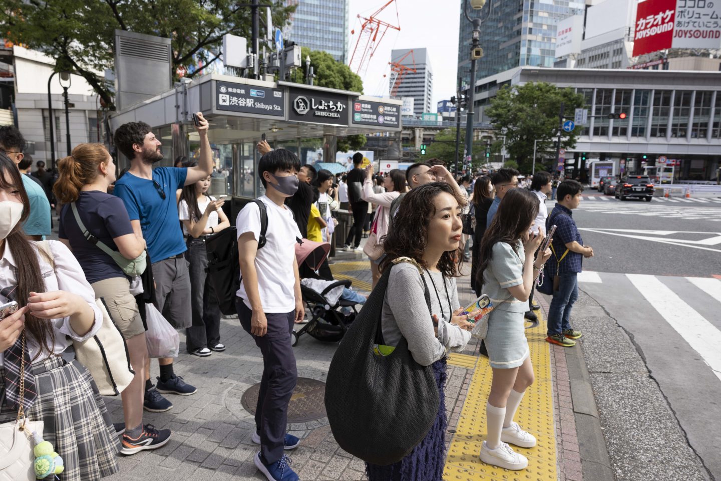 Pedestres aguardam a abertura do sinal de trânsito em uma esquina de Tóquio. O país vem apresentando um decrescimento populacional desde 2010. Foto Stanislav Kogiku/APA via AFP