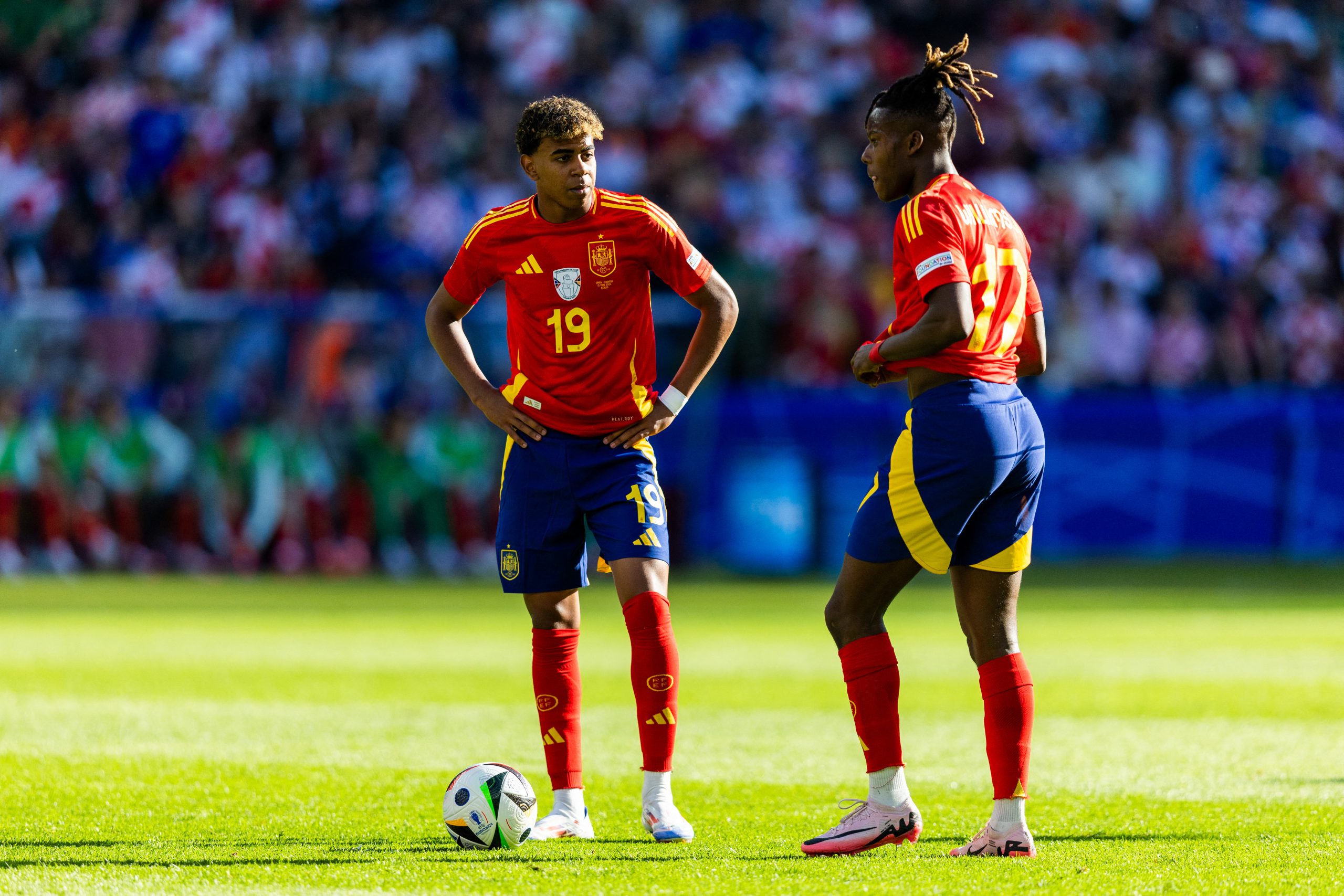 Lamine Yamal (19) e Nico Williams, jovens atacantes da Espanha: destaques da seleção do país mais racista da Europa. Foto Andrzej Iwanczuk/NurPhoto/AFP