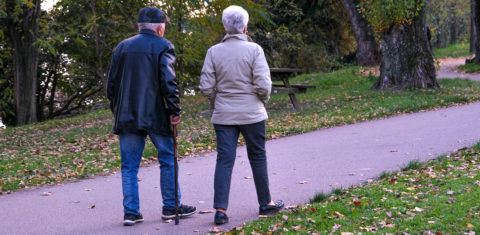 Casal de idosos caminha em um parque de Valence, na França. Expectativa de vida, média, no mundo chegará aos 82 anos. Foto Nicolas Guyonnet/Hans Lucas via AFP