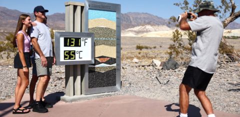 Turistas tiram fotos no Vale da Morte com termômetros marcando 55 graus: Estados Unidos já registraram 28 mortos por calor e maior do país está sob alerta (Foto: Mario Tama / AFP - 09/07/2024)