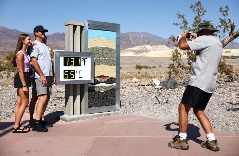 Turistas tiram fotos no Vale da Morte com termômetros marcando 55 graus: Estados Unidos já registraram 28 mortos por calor e maior do país está sob alerta (Foto: Mario Tama / AFP - 09/07/2024)