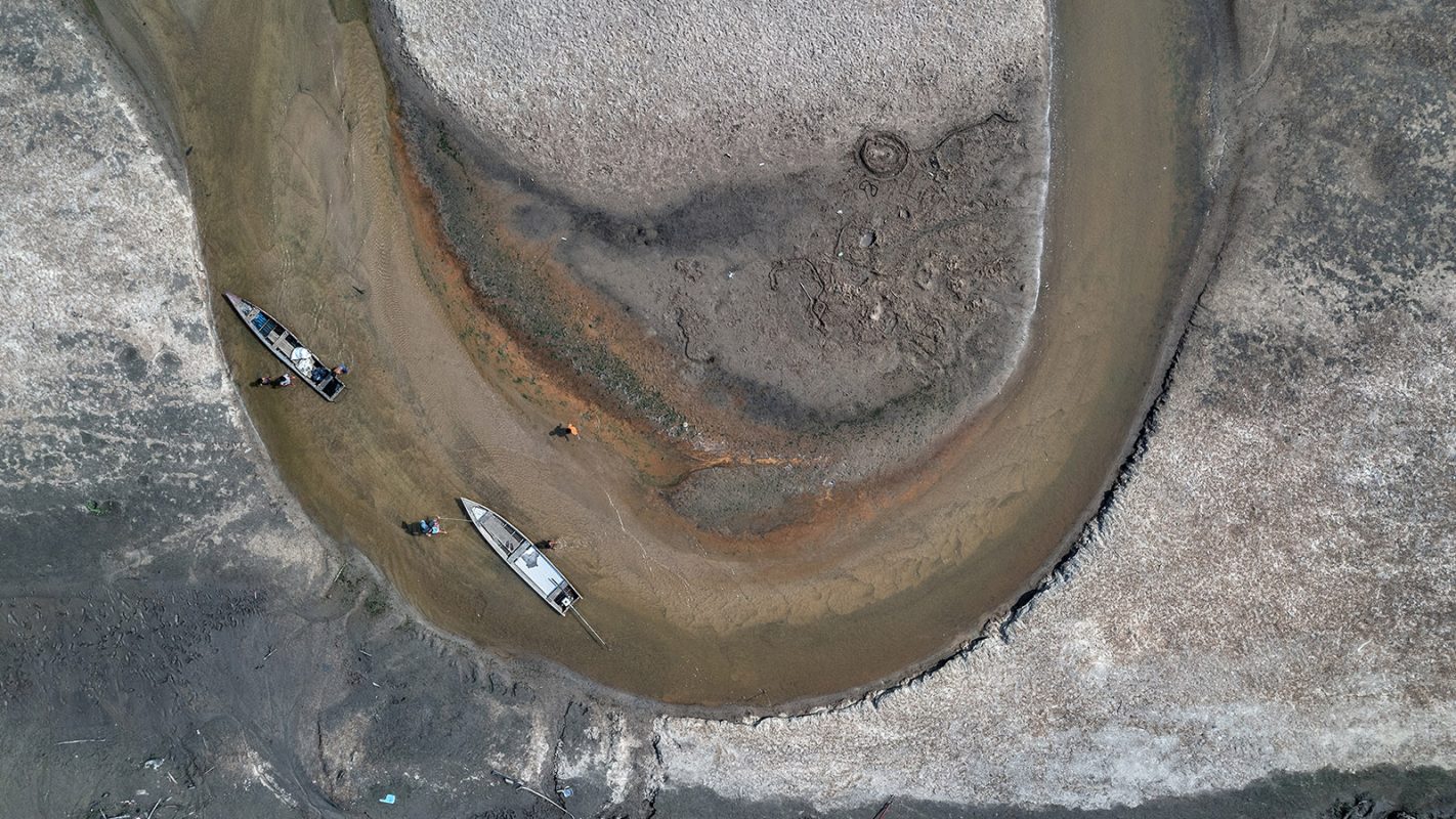Leito de rio seco na Amazônia durante a estiagem extrema de 2023: menos chuva do que o esperado em 13 das 20 bacias hidrográficas da Amazônia criam temor de nova seca extrema em 2024 (Foto: Marizilda Cruppe / Greenpeace - 06/10/2023)