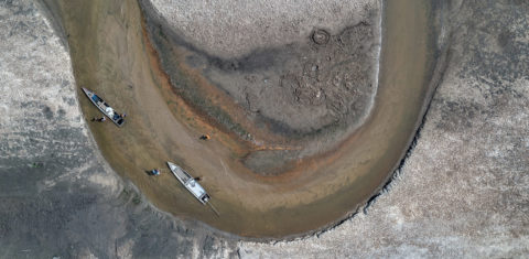 Leito de rio seco na Amazônia durante a estiagem extrema de 2023: menos chuva do que o esperado em 13 das 20 bacias hidrográficas da Amazônia criam temor de nova seca extrema em 2024 (Foto: Marizilda Cruppe / Greenpeace - 06/10/2023)