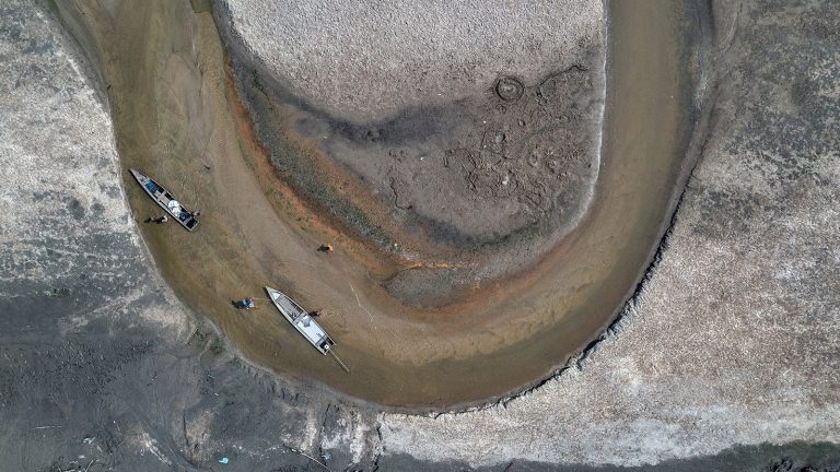 Leito de rio seco na Amazônia durante a estiagem extrema de 2023: menos chuva do que o esperado em 13 das 20 bacias hidrográficas da Amazônia criam temor de nova seca extrema em 2024 (Foto: Marizilda Cruppe / Greenpeace - 06/10/2023)