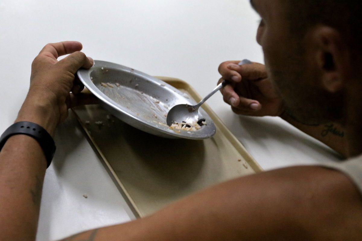 Centro de distribuição de refeições para vulneráveis no Rio: relatório da ONU aponta que mais de 700 milhões passaram fome no mundo em 2023, mais de 8 milhões no Brasil (Foto: Tânia Rego / Agência Brasil - 03/03/2023)