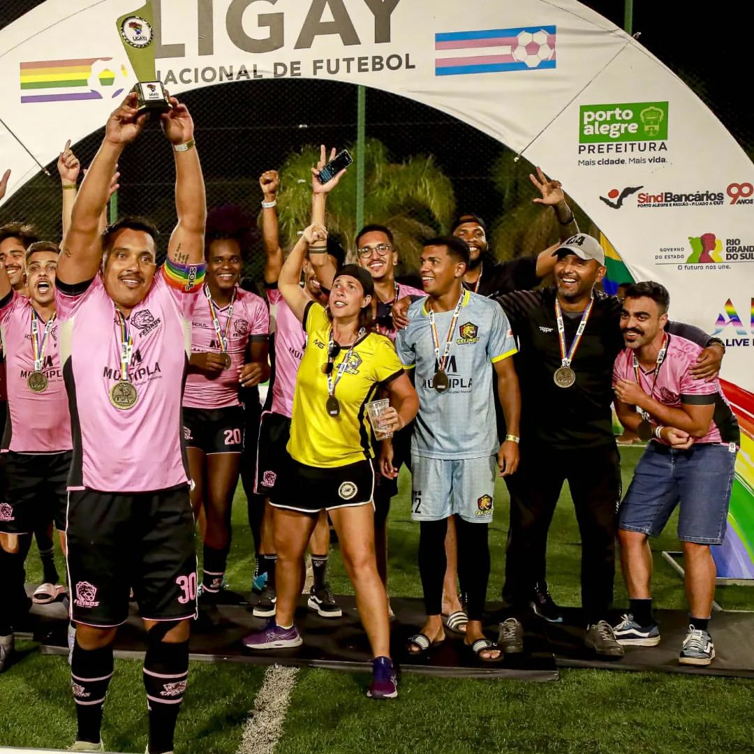 Entrega de prêmios aos vencedores do campeonato da ligay: popularidade crescente. Foto reprodução
