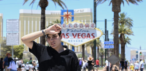 Jovem sofre com calor em Las Vegas. Segundo o Serviço Nacional de Meteorologia dos EUA, a temperatura na cidade chegou a 42 graus no domingo, dia 7 de julho. Foto Robyn Bech/AFP