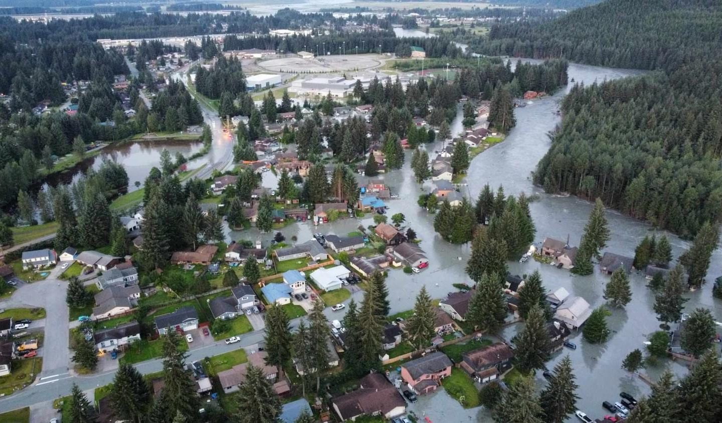 Ruas e casas da cidade de Juenau, capital do Alasca, inundadas pelas águas do rio após explosão glacial: estado enfrenta recordes de calor no Ártico e transtornos provocados pelo derretimento de neve e gelo Ala (Foto: Alaska National Guard / Divulgação)