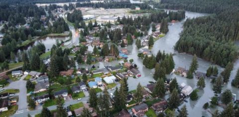 Ruas e casas da cidade de Juenau, capital do Alasca, inundadas pelas águas do rio após explosão glacial: estado enfrenta recordes de calor no Ártico e transtornos provocados pelo derretimento de neve e gelo Ala (Foto: Alaska National Guard / Divulgação)