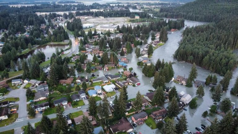 Ruas e casas da cidade de Juenau, capital do Alasca, inundadas pelas águas do rio após explosão glacial: estado enfrenta recordes de calor no Ártico e transtornos provocados pelo derretimento de neve e gelo Ala (Foto: Alaska National Guard / Divulgação)