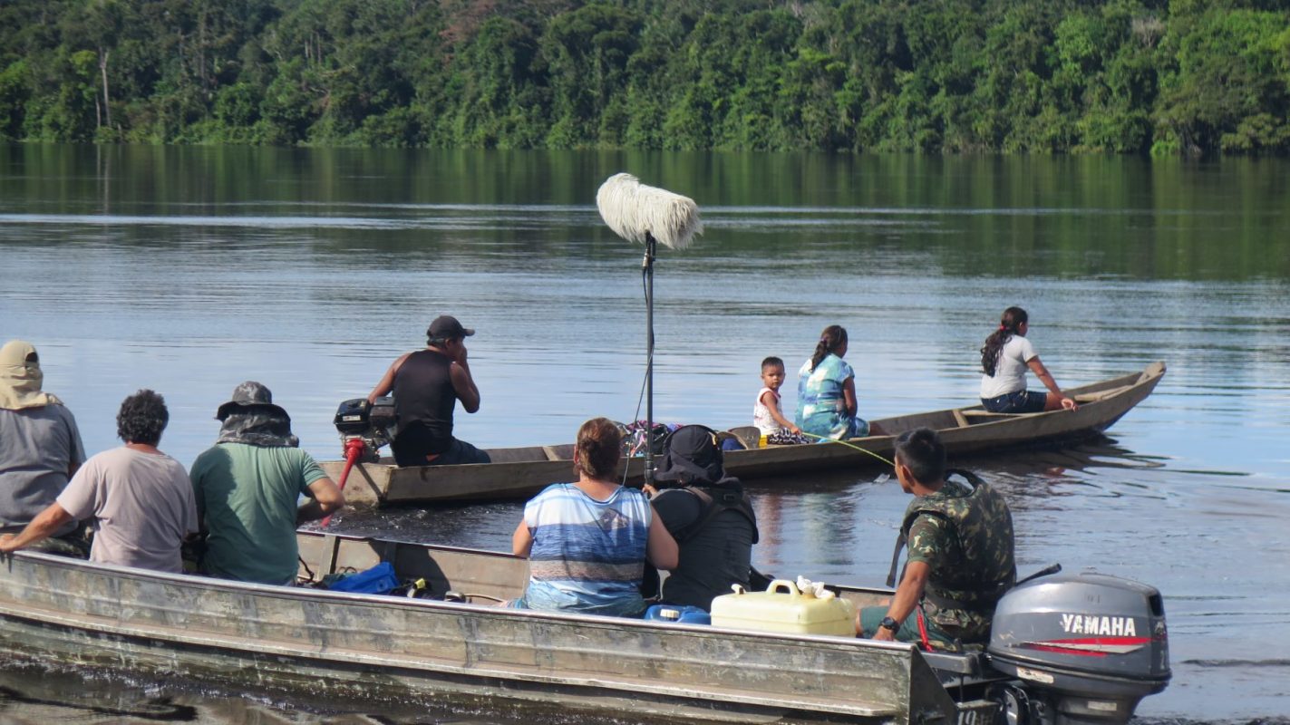 Filmagem do documentário no Rio Negro: O Contato acompanha famílias indígenas das etnias Yanomami, Arapaso, Baniwa e Hupda, em São Gabriel da Cachoeira (Foto: Divulgação)