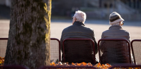 Casal descansa no banco de uma praça na Alemanha. Aqui, como lá, a população idosa deve ser vista como um ativo e não como um passivo que atravanca a sociedade. Foto Michael Reichel/DPA via AFP