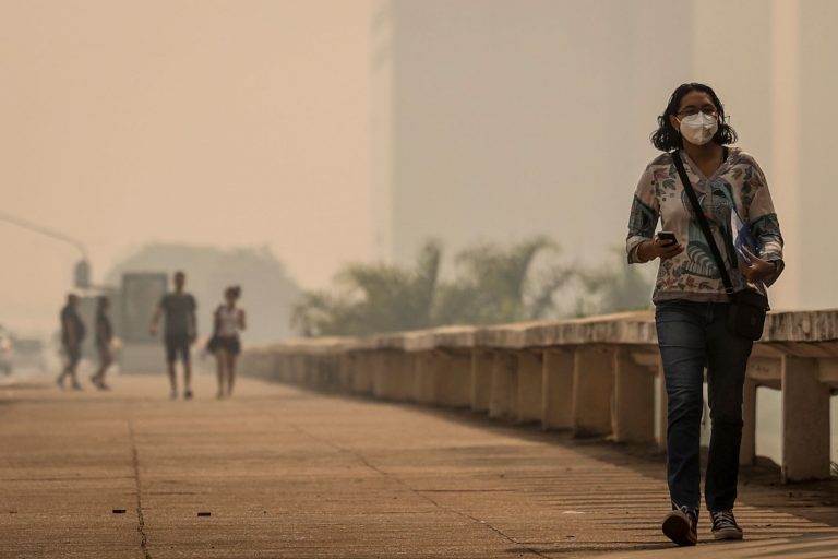 Moradora de Brasília anda de máscara para evitar fumaça: Ministério da Saúde alerta também para baixa umidade que afeta Distrito Federal e 15 estados (Foto: Marcelo Camargo / Agência Brasil)