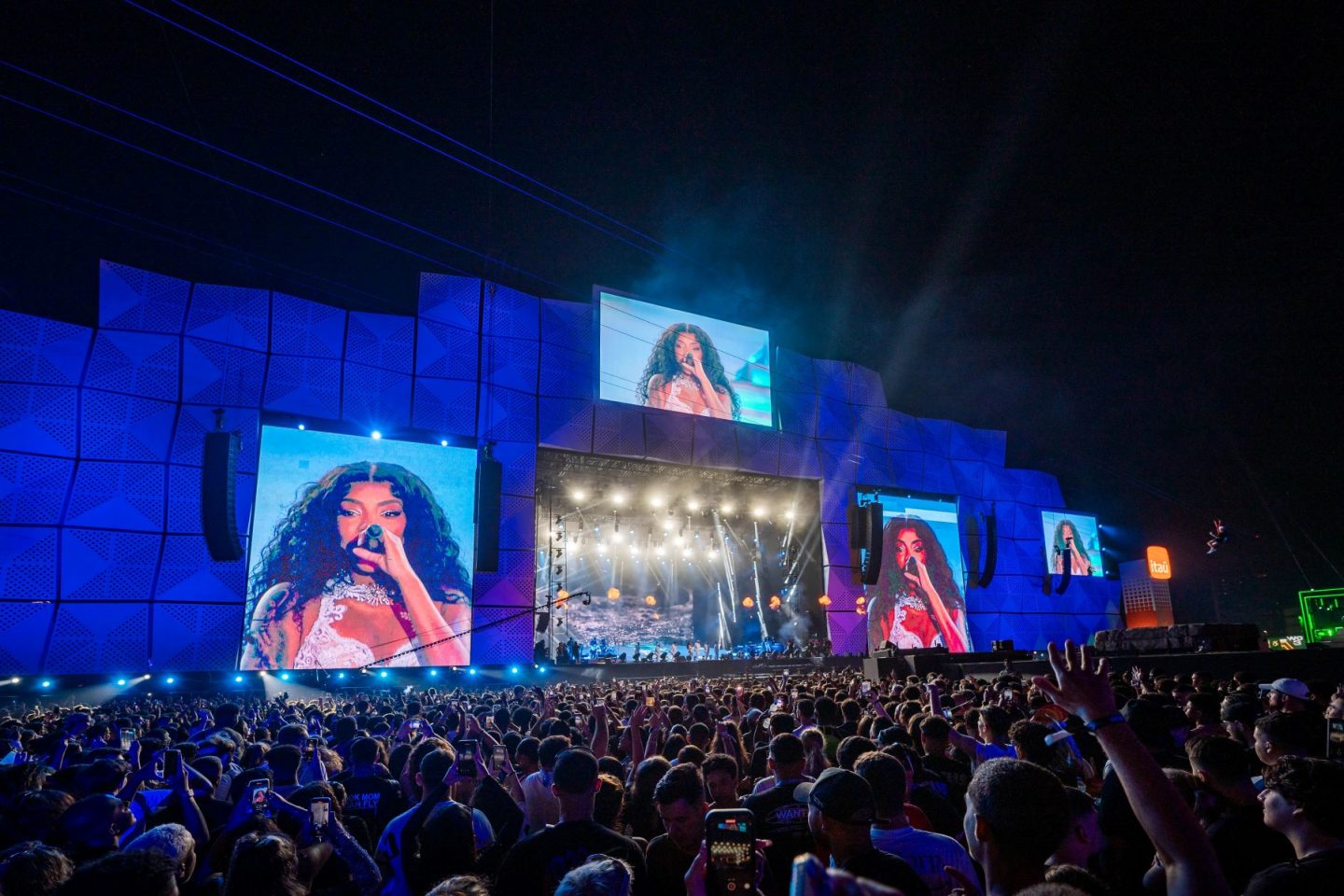 A cantora Ludmila no Palco Mundo do Rock in Rio 2024: palco feito de aço 100% reciclável é uma das iniciativas para tornar o festival mais sustentável (Foto: Ariel Martini / Divulgação)