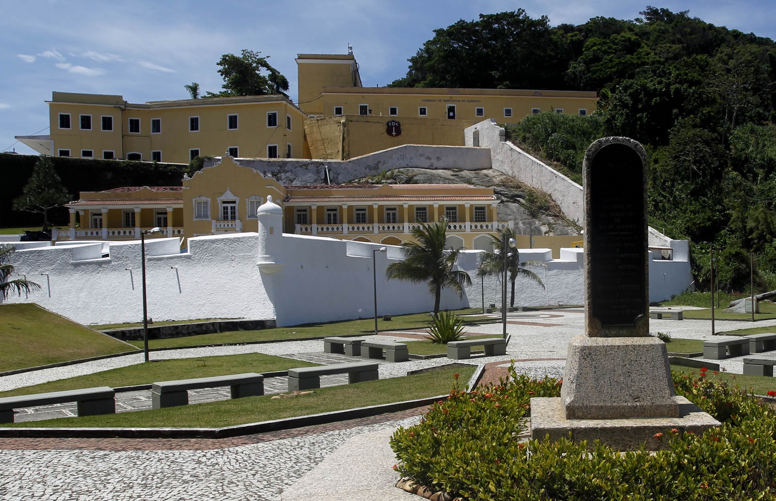 A Praça da Fundação, com seu marco em homenagem ao lugar, e as instalações da fortificação: Iphan aprovou tombamento do Conjunto Arquitetônico, Histórico e Paisagístico da Fortaleza de São João (Foto: Custódio Coimbra)
