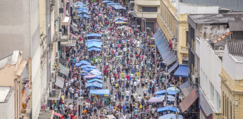 Movimentação do comércio na rua 25 de março, em São Paulo. População da cidade equivale a de 2.374 municípios. Foto Tom Vieira, AGIF via AFP