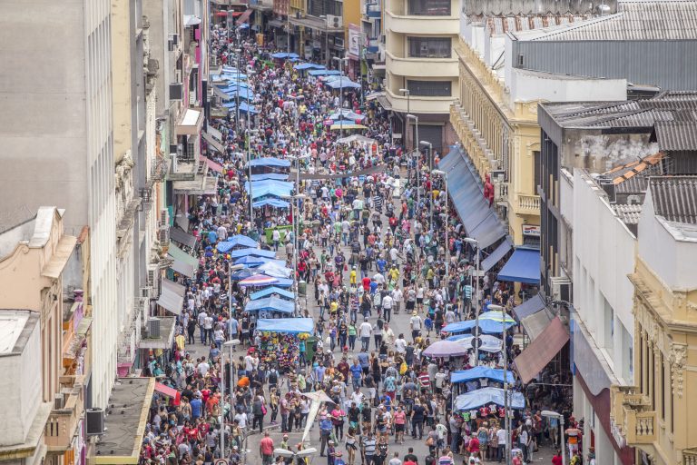 Movimentação do comércio na rua 25 de março, em São Paulo. População da cidade equivale a de 2.374 municípios. Foto Tom Vieira, AGIF via AFP