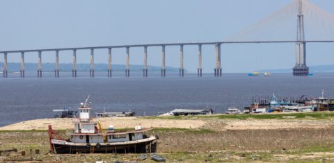 Embarcações encalhadas no leito seco do Rio Negro: trecho que banha Manaus registrou a maior seca desde 1902, ano em que se iniciaram as medições no local (Foto: Marizilda Cruppe / Greenpeace)
